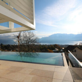 piscine à débordement et vue sur le lac