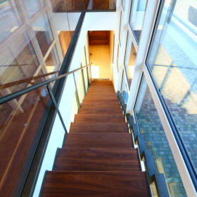 escaliers en structure métallique et revêtement en bois