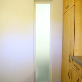baie de lumière créée entre la cuisine et la salle de douche