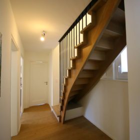 Nouvel escalier intérieur vers les surfaces ajoutées