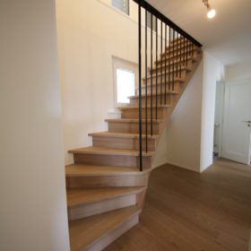 Nouvel escalier intérieur vers les surfaces ajoutées